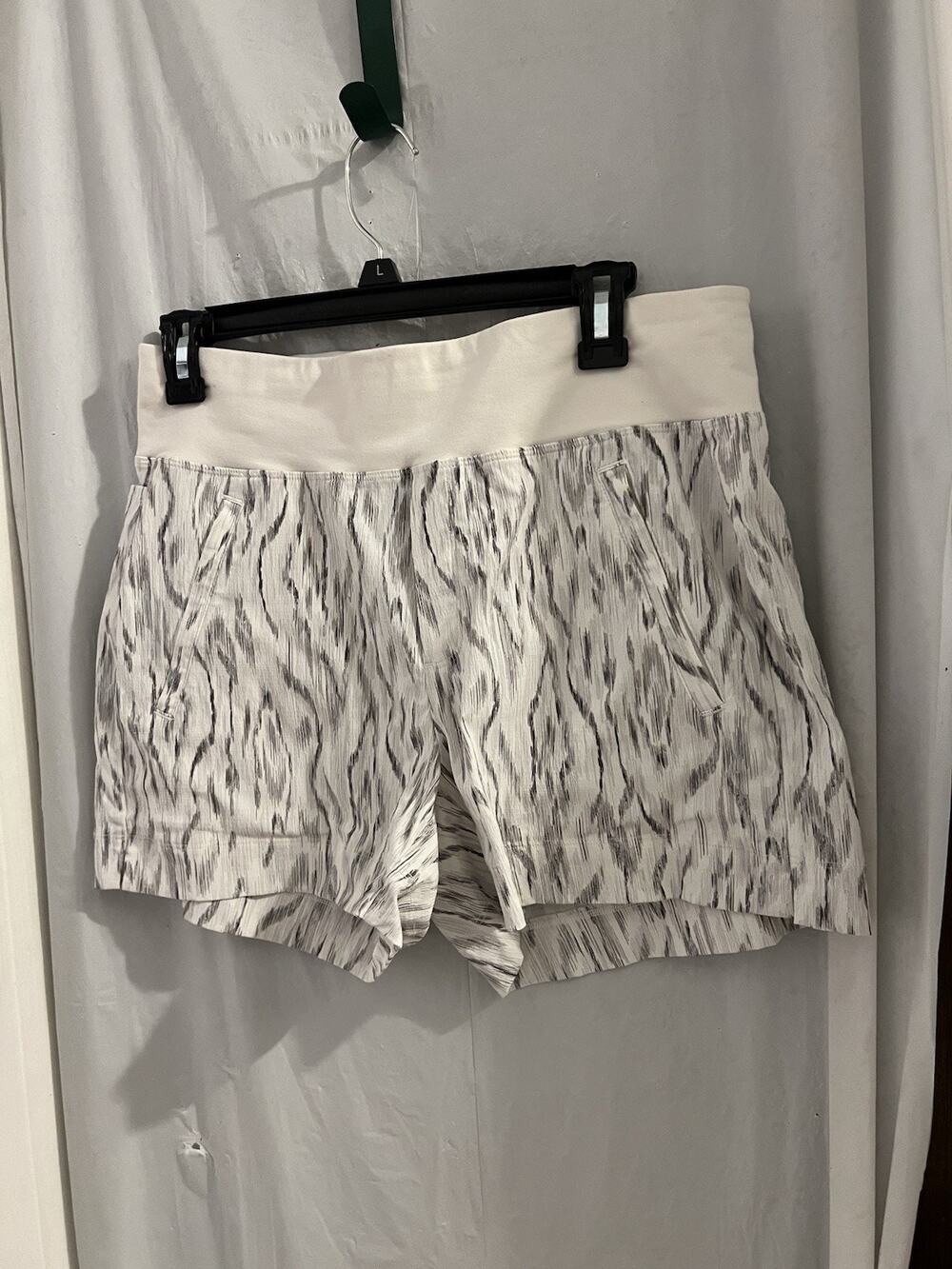 Athleta Trekkie North Shorts Womens Size 8 Cream Abstract Pull on Activewear 4"